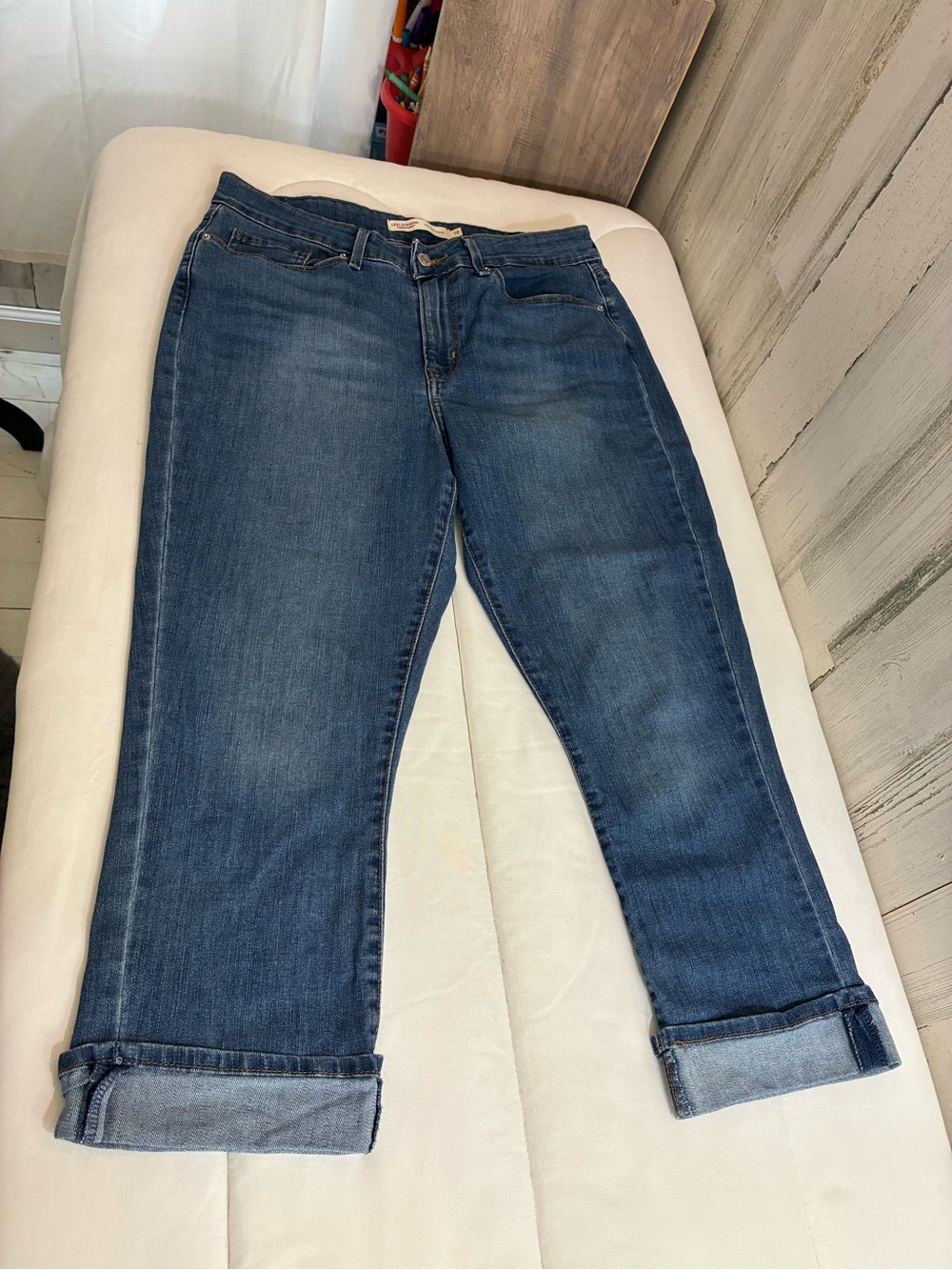Levi's Women's Blue mid rise Capri with Cuffed Hem Women’s Sz 10